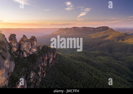 Tôt le matin d'or sur la Montagne de la lumière avec la célèbre solitaire trois sœurs au premier plan, Blue Mountains, NSW, Australie Banque D'Images