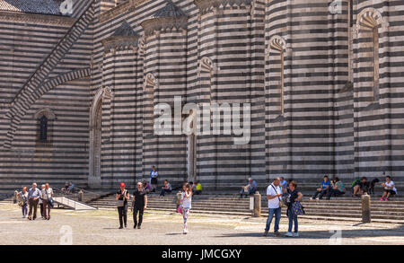 Les touristes en face de la cathédrale d'Orvieto, Italie Banque D'Images