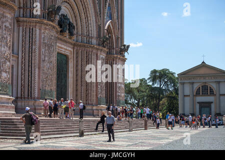 Les touristes en face de la cathédrale d'Orvieto, Italie Banque D'Images