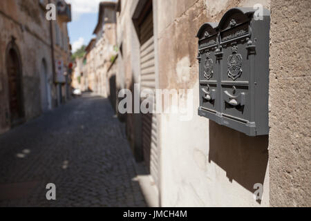 Boîtes aux lettres sur les vieilles rues d'Orvieto en Ombrie, Italie Banque D'Images