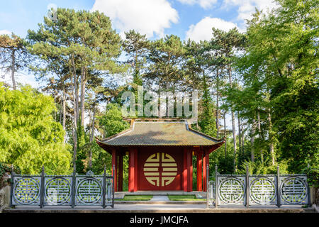 Vue avant de la Memorial Temple indochinois dans le jardin d'agronomie tropicale à Paris, dédiée à la soldats vietnamiens qui sont morts pour la France. Banque D'Images