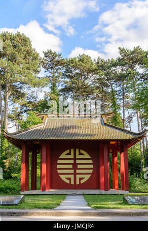 Vue avant de la Memorial Temple indochinois dans le jardin d'agronomie tropicale à Paris, dédiée à la soldats vietnamiens qui sont morts pour la France. Banque D'Images