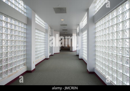 Murs en blocs de verre remplir un couloir avec lumière naturelle. Immeuble de bureaux. Banque D'Images