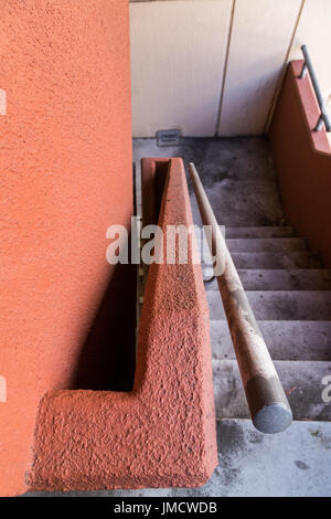 Photo à l'intérieur escalier en béton bien dans un garage de stationnement Banque D'Images