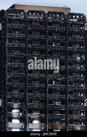 Les restes calcinés de tour de Grenfell, Notting Hill, Londres, Grande-Bretagne. La tour résidentielle de 24 étages a été la proie des flammes dans les premières heures Banque D'Images