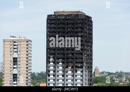 Les restes calcinés de tour de Grenfell, Notting Hill, Londres, Grande-Bretagne. La tour résidentielle de 24 étages a été la proie des flammes dans les premières heures Banque D'Images