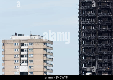 Les restes calcinés de tour de Grenfell, Notting Hill, Londres, Grande-Bretagne. La tour résidentielle de 24 étages a été la proie des flammes dans les premières heures Banque D'Images