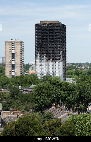 Les restes calcinés de tour de Grenfell, Notting Hill, Londres, Grande-Bretagne. La tour résidentielle de 24 étages a été la proie des flammes dans les premières heures Banque D'Images