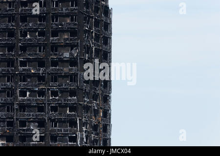 Les restes calcinés de tour de Grenfell, Notting Hill, Londres, Grande-Bretagne. La tour résidentielle de 24 étages a été la proie des flammes dans les premières heures Banque D'Images