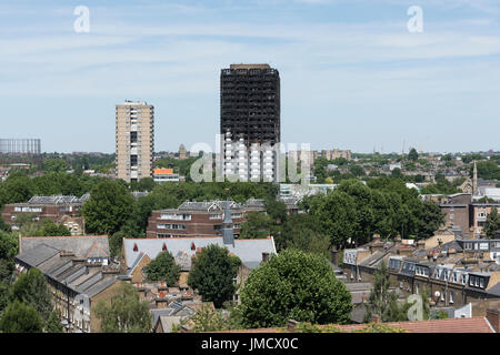 Les restes calcinés de tour de Grenfell, Notting Hill, Londres, Grande-Bretagne. La tour résidentielle de 24 étages a été la proie des flammes dans les premières heures Banque D'Images