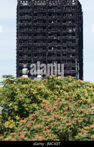 Les restes calcinés de tour de Grenfell, Notting Hill, Londres, Grande-Bretagne. La tour résidentielle de 24 étages a été la proie des flammes dans les premières heures Banque D'Images