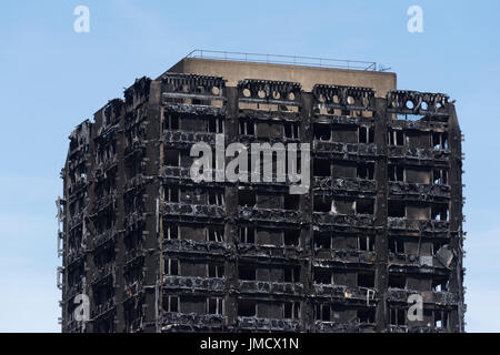 Les restes calcinés de tour de Grenfell, Notting Hill, Londres, Grande-Bretagne. La tour résidentielle de 24 étages a été la proie des flammes dans les premières heures Banque D'Images