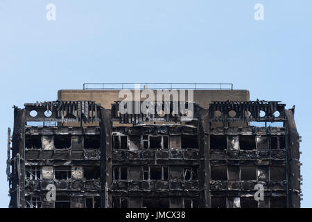 Les restes calcinés de tour de Grenfell, Notting Hill, Londres, Grande-Bretagne. La tour résidentielle de 24 étages a été la proie des flammes dans les premières heures Banque D'Images