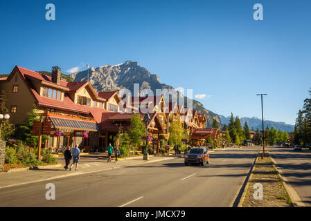 Vue sur la rue pittoresque de la Banff Avenue, dans un beau jour d'été. Banque D'Images