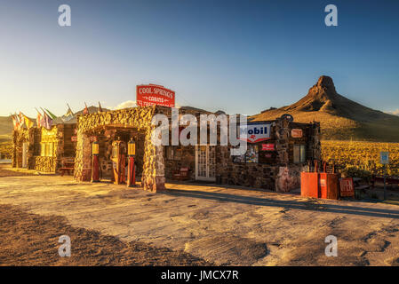 Coucher du soleil à la reconstruit Cool Springs station dans le désert de Mojave sur l'historique route 66 en Arizona. Banque D'Images