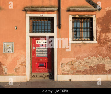 Distributeur de produits du tabac dans le mur sur l'île de Giudecca, à Venise, Italie Banque D'Images