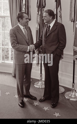 Le président Richard Nixon serrant la main d'évangéliste Billy Graham dans le bureau ovale de la Maison Blanche à Washington, D.C. le 10 août 1971. (USA) Banque D'Images