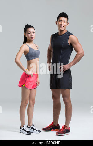 Jeune couple chinois costume de sport Banque D'Images