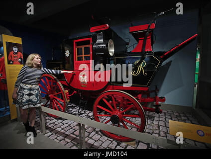 À l'embargo Vendredi 28 juillet 0001 une malle-poste à partir de vers 1800, de l'afficheur pendant un essai de la Postal Museum à Londres. Banque D'Images