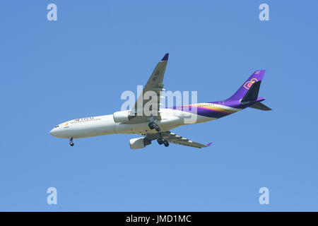 CHIANG MAI, THAÏLANDE - 17 NOVEMBRE 2008 : HS-TEF Airbus A330-300 d'Thaiairway. L'atterrissage à l'aéroport Suvarnabhumi de Bangkok de Chiangmai. Banque D'Images