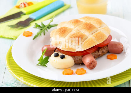 Fun food for kids - mignon en forme de tortue ou burger hamburger créative pour les enfants faites de viande pattie Banque D'Images