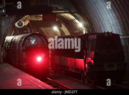 À l'embargo Vendredi 28 Juillet 0001 L'expérience du visiteur Manager Penny Veck l'exploitation d'un train miniature à piles - conçu pour transporter les visiteurs à travers les tunnels qui courent sous bureau de tri de Mount Pleasant, lors d'une prévisualisation de la Postal Museum à Londres. Banque D'Images