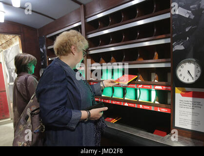 À l'embargo Vendredi 28 Juillet 0001 Les visiteurs à l'intérieur d'un bureau de poste de Voyage transport essayez de faire correspondre des lettres à la bonne des casiers sous bureau de tri de Mount Pleasant, lors d'une prévisualisation de la Postal Museum à Londres. Banque D'Images