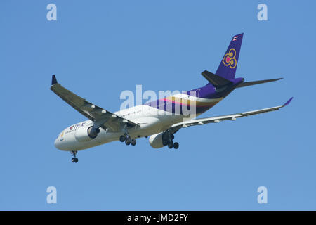 CHIANG MAI, THAÏLANDE - 17 NOVEMBRE 2008 : HS-TEF Airbus A330-300 d'Thaiairway. L'atterrissage à l'aéroport Suvarnabhumi de Bangkok de Chiangmai. Banque D'Images