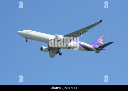 CHIANG MAI, THAÏLANDE - 17 NOVEMBRE 2008 : HS-TEF Airbus A330-300 d'Thaiairway. L'atterrissage à l'aéroport Suvarnabhumi de Bangkok de Chiangmai. Banque D'Images