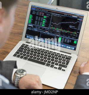 Jeune businessman working with laptop, man's hands sur ordinateur portable. Banque D'Images