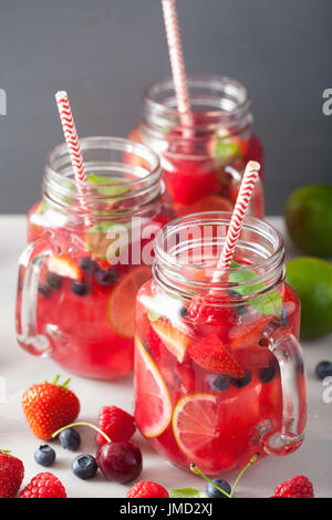 Limonade aux petits fruits d'été avec de la chaux et de la menthe en pot Mason Banque D'Images