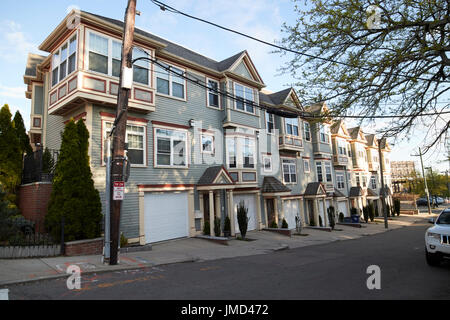 Rangée de maisons en rangée de trois étages avec garages sur south sydney street savin hill appartements Boston USA Banque D'Images