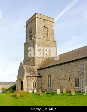 Une vue de la tour du Xvème siècle de l'église de St John à waxham, Norfolk, Angleterre, Royaume-Uni. Banque D'Images