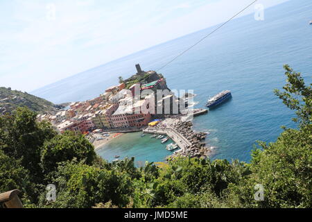 Vue d'un des cinq villages colorés avec des bâtiments le long du rivage de la mer bleue claire au Cinque Terre, italie Banque D'Images