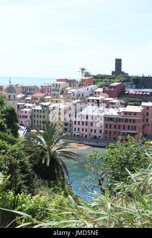 Vue d'un des cinq villages colorés avec des bâtiments le long du rivage de la mer bleue claire au Cinque Terre, italie Banque D'Images