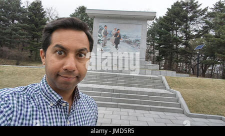 En dehors de la murale Memorial / maison de naissance sacrée de l'Éternel leader Kim Il Sung pendant le culte obligatoire / tour de la Corée du Nord un visiteur à utilisé l'ingen Banque D'Images