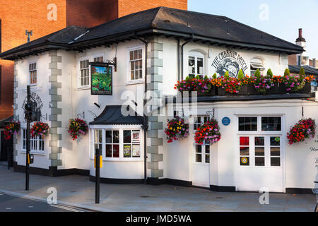 Le pub local / Cabbage Patch / public house. Twickenham, Royaume-Uni ; occupé / monde / lieu populaire sur les jours de match de rugby. Banque D'Images