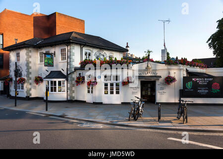 Le pub local / Cabbage Patch / public house. Twickenham, Royaume-Uni ; occupé / monde / lieu populaire sur les jours de match de rugby. Banque D'Images