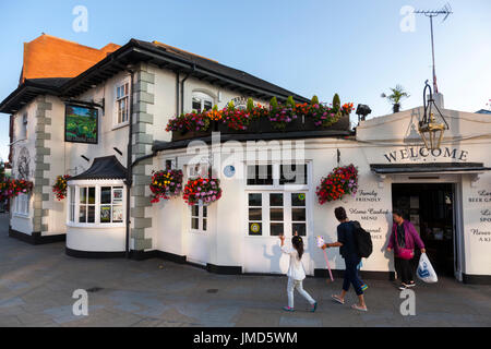 Le pub local / Cabbage Patch / public house. Twickenham, Royaume-Uni ; occupé / monde / lieu populaire sur les jours de match de rugby. Banque D'Images