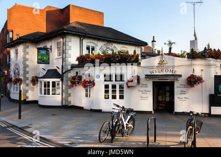 Le pub local / Cabbage Patch / public house. Twickenham, Royaume-Uni ; occupé / monde / lieu populaire sur les jours de match de rugby. Banque D'Images