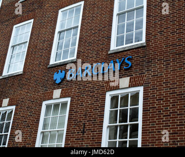 La banque Barclays la Signalisation sur bâtiment traditionnel en brique rouge en pleine rue, Winchester, Hampshire, England, UK Banque D'Images