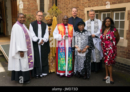 (De gauche à droite) Aumônier du Président, Rev Preb Rose Hudson-Wilkin, évêque de Kensington RT Revd Graham Tomlin, Père Georgis Dimts de l'Église orthodoxe éthiopienne de Saint Gabriel, Archevêque de York Dr John Sentamu, Vicaire de l'Église Sainte-Hélène Steve DivAll, Représentant de l'Ambassadeur de Gambie, Rev Femi Cole-Njie,Chef d'état-major de l'archevêque de York Malcolm MacNaughton et parent de Mary Mendy Clarie Mendy assister à un service commémoratif pour Mary Mendy, 54 ans, Khadija Saye, 24 ans, Berkti Haftom,29, Beruk Haftom, 12 ans, et Isaac (Welde Mariam), 5 ans, victimes de l'incendie à la tour Grenfell, à St Helens Banque D'Images