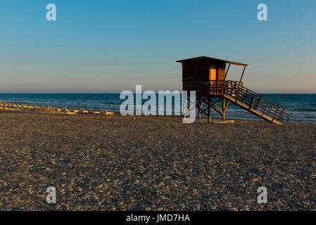 Baywatch tower sur la plage. Lifeguard tower dans le coucher du soleil Banque D'Images