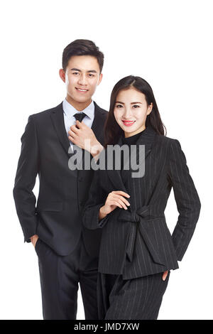 Studio portrait of young asian business man and woman smiling at camera, isolé sur fond blanc. Banque D'Images