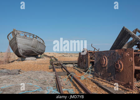 Vieux bateau de pêche en bois et un treuil sur une plage Banque D'Images