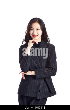 Studio Portrait of a young asian businesswoman en tenue de cérémonie, main sur le menton, isolé sur fond blanc. Banque D'Images