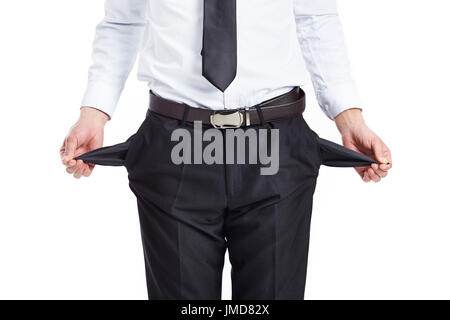 Young businessman showing poches vides, studio shot, isolé sur blanc. Banque D'Images