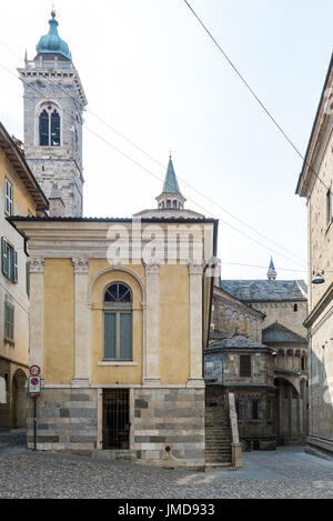 Détail architectural dans les bâtiments de la Citta Alta, la vieille ville de Bergame en Italie du Nord Banque D'Images