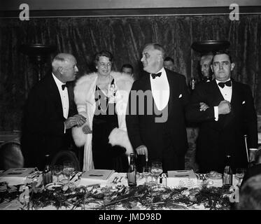 Ministre des postes James A. Farley, la Première Dame Eleanor Roosevelt, et le président américain Franklin Roosevelt qui fréquentent la victoire démocratique le dîner, Washington DC, USA, Harris & Ewing, 4 mars 1937 Banque D'Images