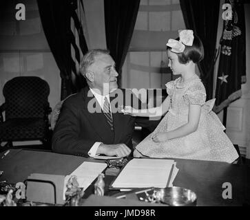 Le président américain Franklin Roosevelt étant présenté avec Premier Buddy de pavot à opium national annuel de vente de 6 ans Jane Colgan, avec des ventes consacré à l'aide sociale et de secours pour les anciens combattants et leurs familles, Maison Blanche, Washington DC, USA, Harris & Ewing, 14 avril, 1938 Banque D'Images